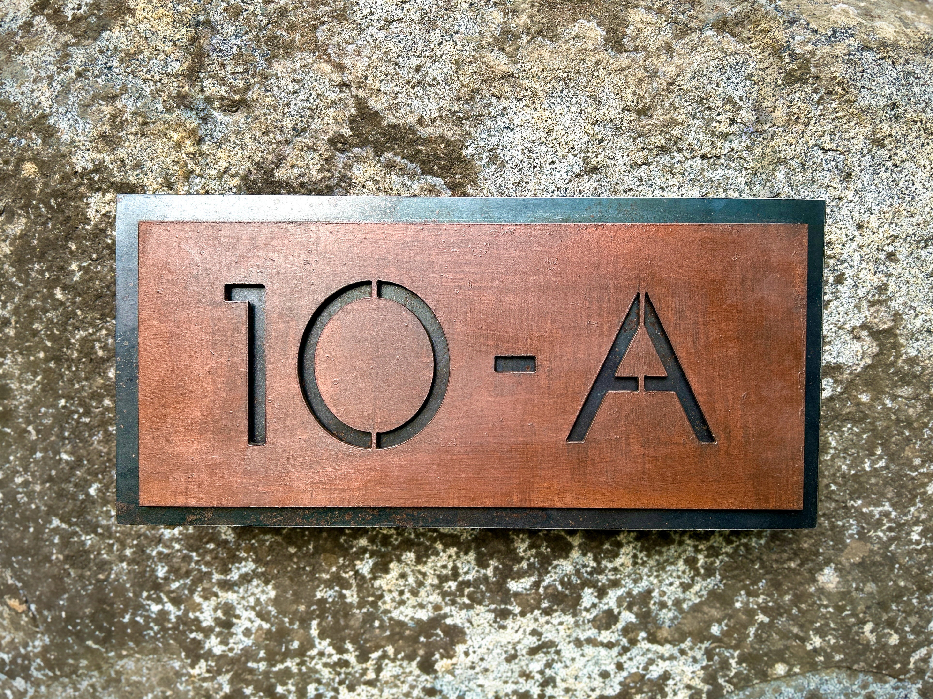 Placa domicilio, decoración exterior, placa metálica de doble capa con números calados, número de casa, números, artesanía en metal, hecho en Chile, chileno, placa número domicilio