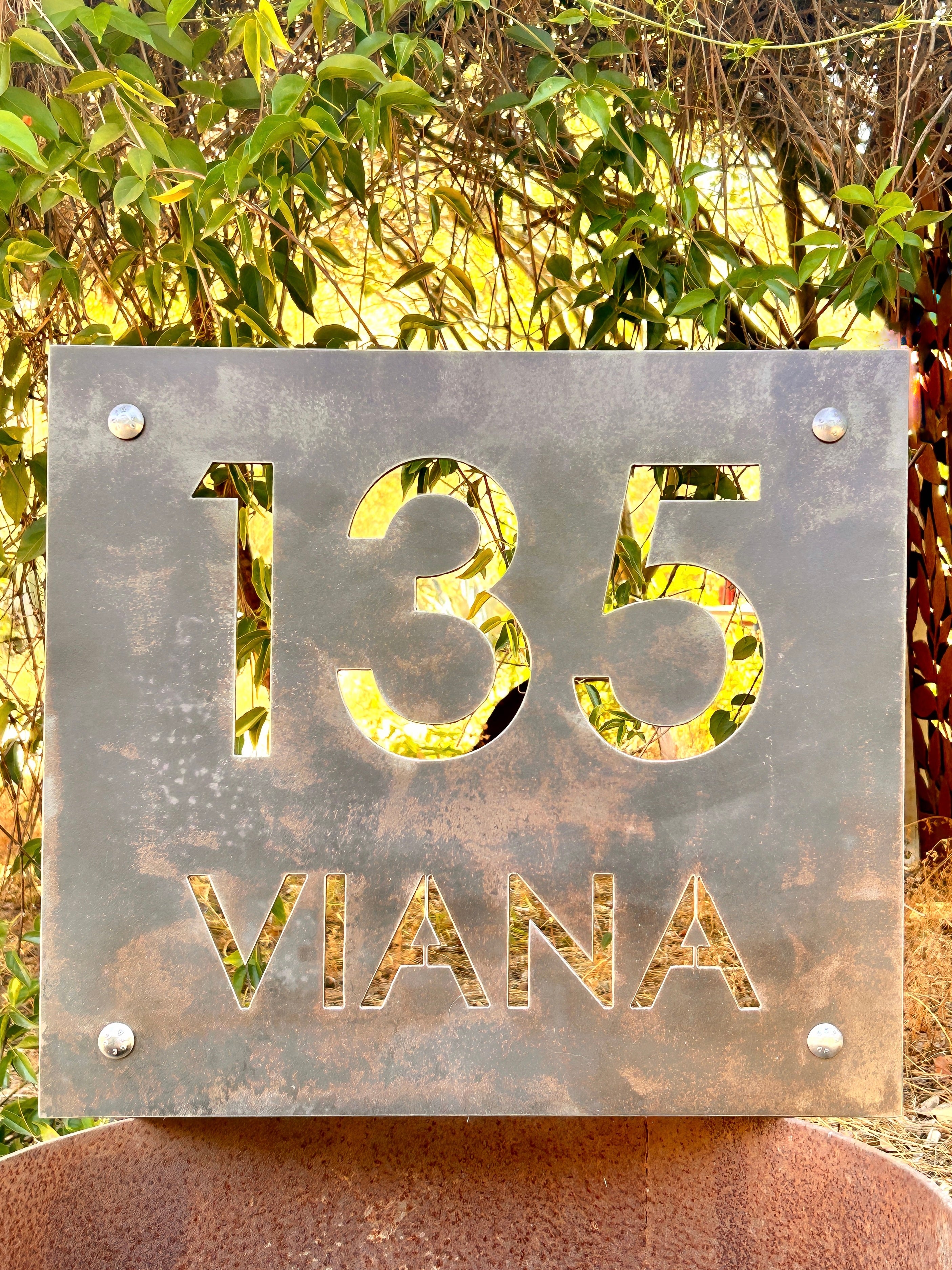 Placa metálica con calado de dirección con calle y número