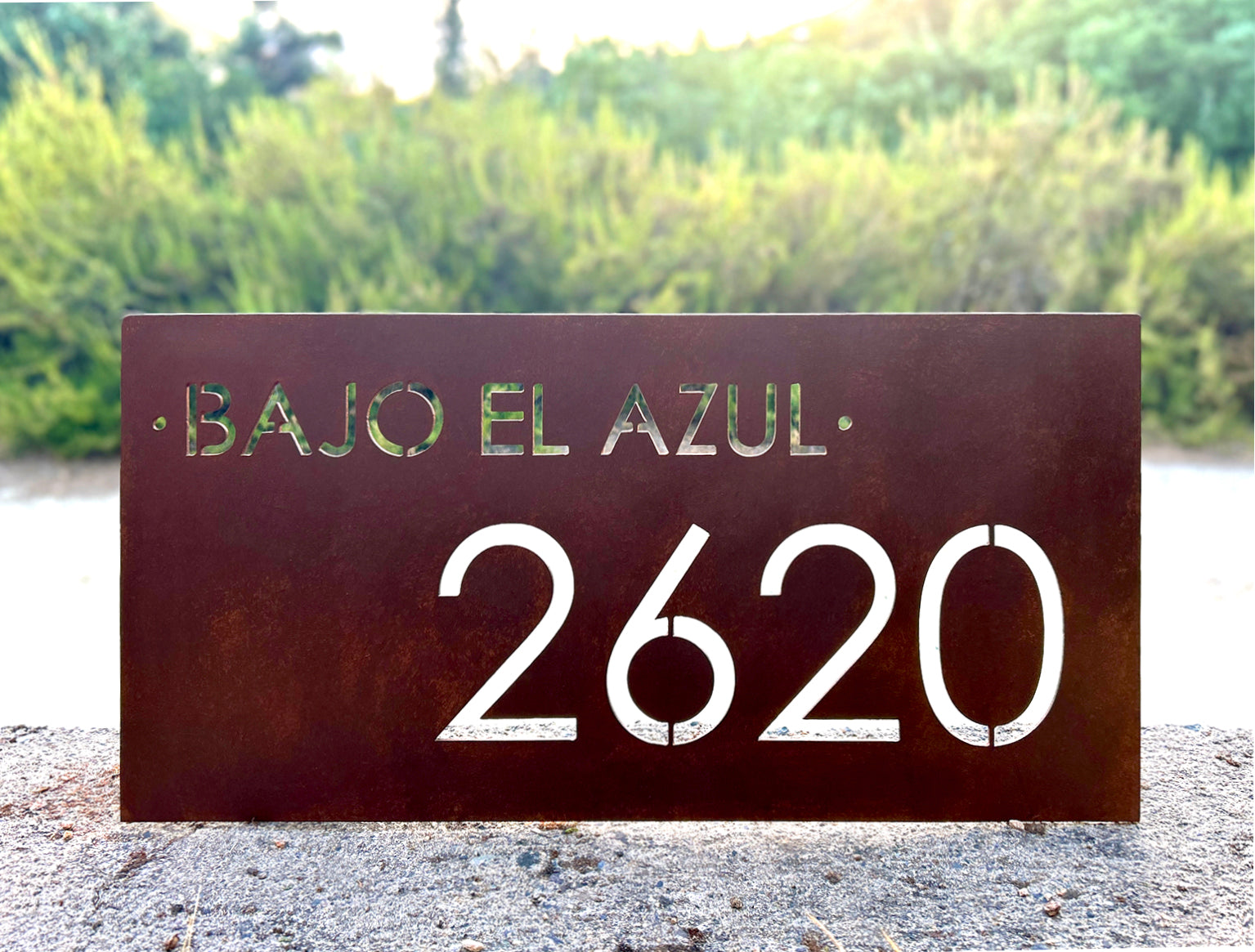 Placa de dirección con número y calle calado, acabado oxidado